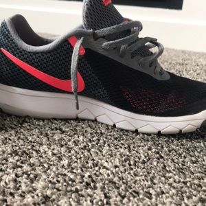 Nike flex tennis shoes